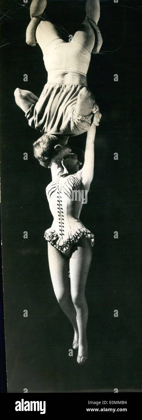 29. November 1955 - hier sind Gina Lollobrigida und Burt Lancaster teilen ihren ersten Kuss in dem Film '' Trapez. Stockfoto