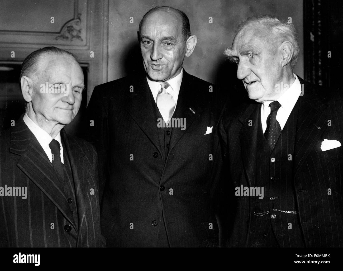 6. Dezember 1955; Oslo, Norwegen; Dr. G. J. van Heuven Goedhart, der Hohe Kommissar der UN für Flüchtlinge, wird in Oslo, Nobel Friedenspreis für 19554 im Namen der hohen Kommission erhalten. Das Bild zeigt (von L-R) SIR NORMAN ANGELL (Nobelpreisträger 1933), Dr. g.j. VAN HEUVE GOEDHART und Herrn BOYD ORR (Nobelpreis Sieger 1949), während des Empfangs zu Ehren des Award, im Festsaal der English Speaking Union, Charles Street statt. Stockfoto