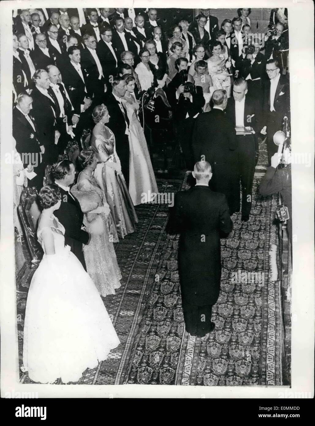 12. Dezember 1955 - Nobelpreis Präsentation Zeremonie In Stockholm: König Gustaf Adolf führte die Zeremonie der Nobelpreis an die Gewinner im Rathaus, Stockholm zu präsentieren. Die Zeremonie folgte ein Bankett. Foto zeigt Professor Willam Lamb seinen Preis erhält, die er mit Professor Polykarfos Kusch (warten hinter gemeinsam). In der ersten Reihe - Prinzessin Sibylia; Prinz Wilhelm; Prinzessin Birgitta. Im Hintergrund auf der rechten Seite - Frau Lamb und Frau Kusch, mit hinter ihrer Frau du Vigneaud (in Gläsern) und außerdem ihre Frau Laxness mit hinter ihr Mrs Tehorell Ehefrauen von den Preisträgern Stockfoto