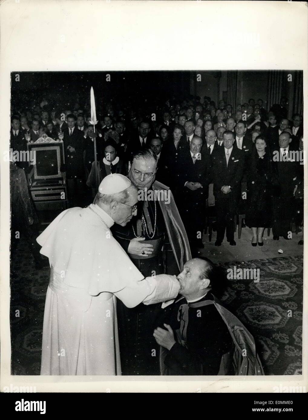 31. Oktober 1955 - Papst erhält Filmstars und Regisseure: vor kurzem erhielt der Papst an den Vatikan 1500 Vertreter der Akteure. Schauspielerinnen und Regisseure des internationalen Verbandes des Kinos. Das Foto zeigt den Papst mit Monse C'Connor (Mitte), Hector des amerikanischen North College und Mons, Galletto, Präsident des Ausschusses für katholische Kino - während der Zeremonie im Vatikan zu sehen. Stockfoto