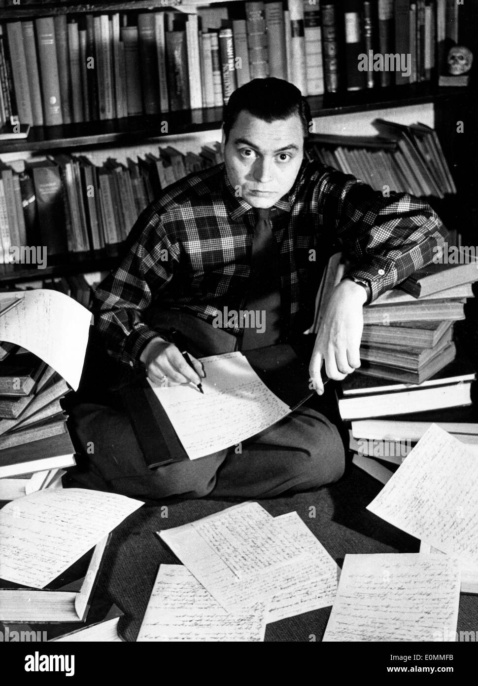 2. März 1956; Berlin, Deutschland; Radio-Play-Preis fand im Jahr 1955 von dem Schriftsteller LEOPOLD AHLSEN aus München, mit dem Lied "Philemon Und Baucis." Stockfoto