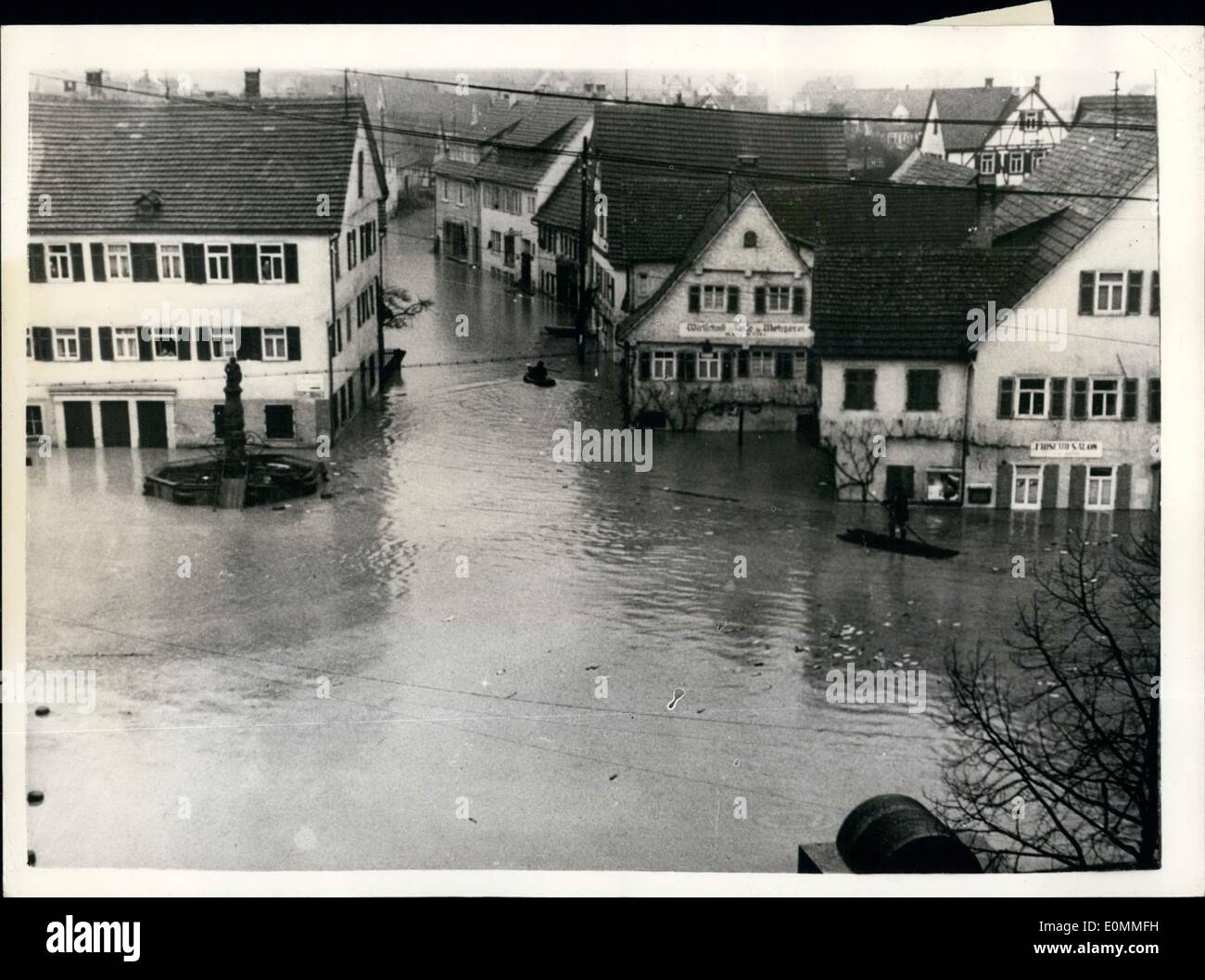 3. März 1956 - überschwemmt weite Gebiete der Bundesrepublik Deutschland... Der Marktplatz in Winterbach... Fluss Rems - nahen Deutschland Tausende von Quadratmeilen der Bundesrepublik Deutschland sind überflutet - nach der nach dem letzten Schnee und Einfrieren der Großteil Europas betroffen. In Passau und Vilshofen an der Donau - mehr als 2.500 Menschen mussten aus ihren überfluteten Häusern evakuiert werden. Keystone-Fotoshows: - allgemeine Ansicht der überfluteten Marktplatz in Winterbach - Mitteldeutschlands. Stockfoto