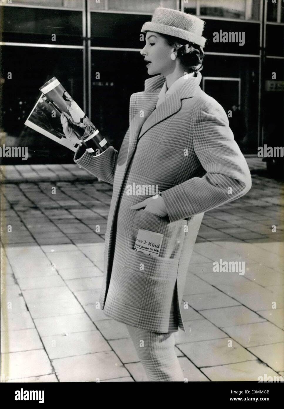 3. März 1956 - Deutsch Frühjahrsmode 1956. Hier ist eine intelligente und originelles Glencheck-Kostüm Schnitt seitlich mit drei quarter Länge Jacke und mit zwei tiefen Taschen eingerichtet. Der Rock ist faltenfreie. Modell ist Charly Wenzel aus München. Stockfoto