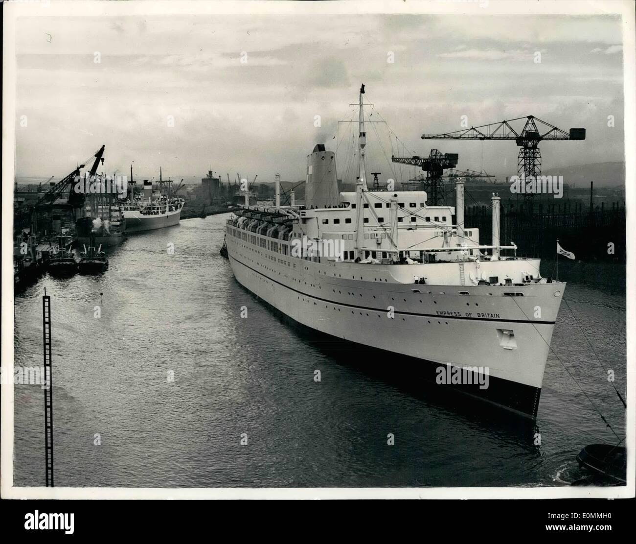 3. März 1956 - Kaiserin von Großbritannien Vorversuche: Foto zeigt die neue Canadian Pacific Liner, Empress of Britain - gestartete im Juni letzten Jahres von der Königin - wie sie unten den Clyde gestern für ihre Vorversuche begibt. Der Liner wird Liverpool im April auf ihren Maiden Voyage nach Kanada haben. Stockfoto