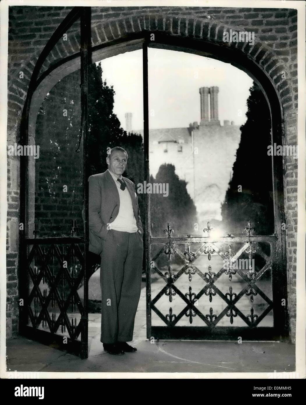 3. März 1956 - neue Astronom königlich im Royal Observatory Hurstmonceaux Schloss. Dr. Richard Van der Riet Wooley, die neue Astronomer Royal, die am Flughafen London gestern aus Australien kam, war heute zu sehen im neuen Royal Observatory, Hurstmonceaux Burg, Sussex, wo er von Sir Harold Spencer Jones, übernimmt die am letzten Tag des Jahres 1956 im Ruhestand. Keystone-Foto zeigt: Richard Van der Riet Wooley gesehen in den Kreuzgängen im Hurstmonceaux Schloss heute - Durchsicht in das Viereck. Stockfoto