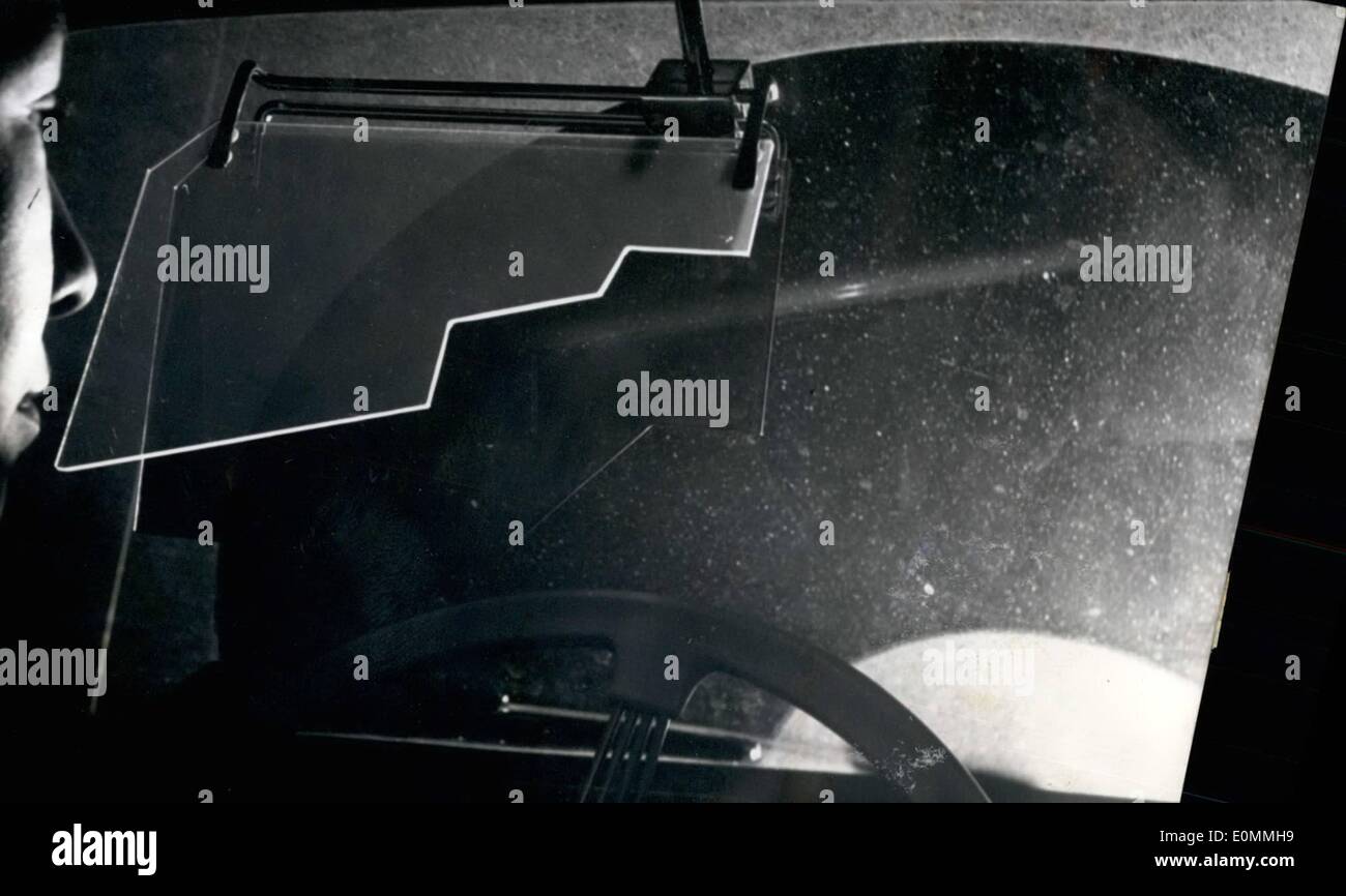 3. März 1956 - A sight besser mit neuen Reflexion: einen Filter hergestellt aus gelb und Orange bis Violettglas ist eine gute Sicherheit gegen die schreckliche Blendung auf den Straßen, und natürlich die Sicherheit des Verkehrs wird besser werden, wenn die Blendung in der Nacht gestoppt wird. Stockfoto
