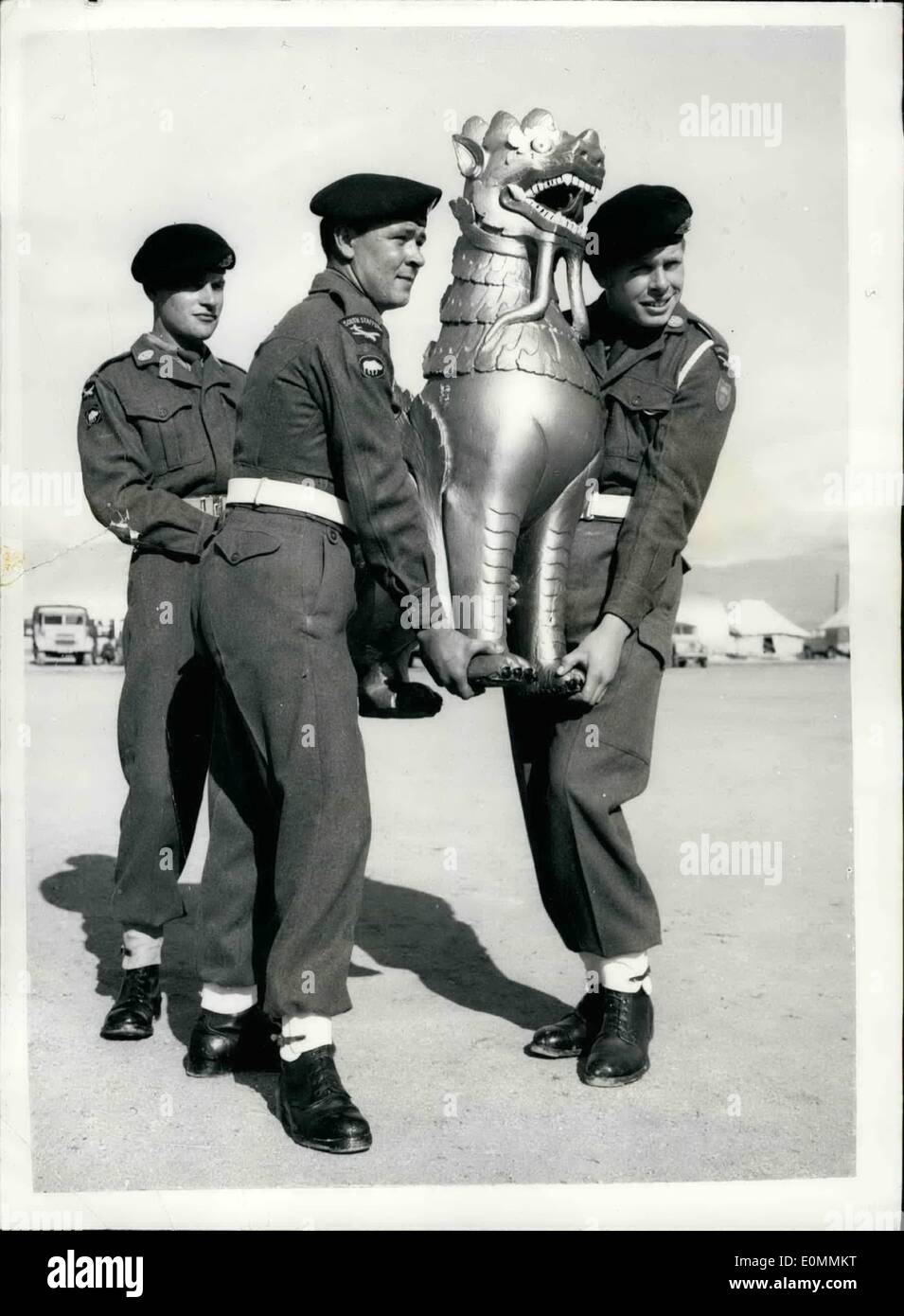 12. Dezember 1955 - REGIMENTS EMBLEM geht auf der PARADE IN Zypern... DIE TEAK CHINZ KATZE DER SÜDLICHEN MITARBEITER... 1.. Batt. Die South Staffordshire Regiment feierte vor kurzem FERCZESHAH Tag zum Gedenken an die berühmte Schlacht gegen die Sikhs. im Dezember 1845 - auf die Exerzierplatz an Waynes zu halten, in der Nähe von Nikosia... Auf der Parade war die alte feste Tean CHINZ Katze - vergoldete und bemalte rot und schwarz - präsentiert das Regiment in Mandalay 1925... KEYSTONE-FOTOSHOWS:-die CHINZ Katze des Regiments Süd Mitarbeiter erfolgt "on Parade" von PTE. RON REECE von Stoke-on-Garrulan (links) und PTS Stockfoto