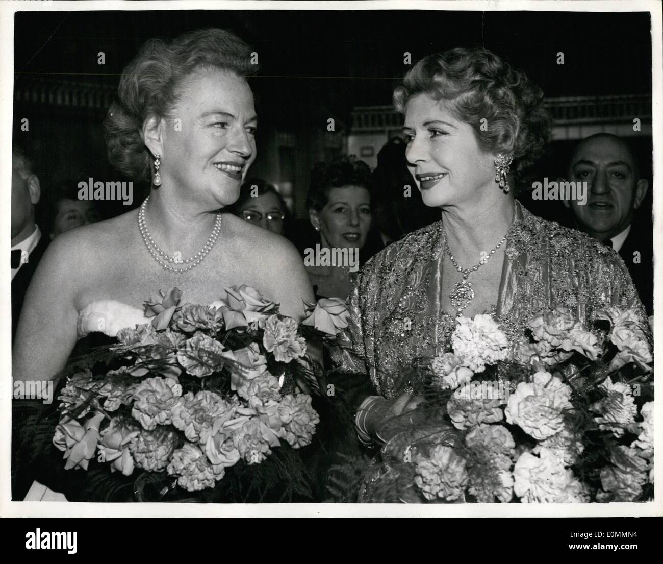 12. Dezember 1955 - zwei berühmte Damen an verschiedene Künstler Ballà ¢ Â'¬Â¦Lady Docker und Gracie Fields. Vielen bekannten Persönlichkeiten wurden auf die verschiedenen Künstler zu sehen Dame Gilde und Waisenhaus Ball. letzten Abend statt im Dorchester Hotel. Keystone-Fotoshows: Gracie Fields und Lady Docker. waren da, um den Gästen auf dem Ball gestern Abend erhalten. JSS/Keystone Stockfoto 12. Dezember 1955 - zwei berühmte Damen an verschiedene Künstler Ballà ¢ Â'¬Â¦Lady Docker und Gracie Fields. Vielen bekannten Persönlichkeiten wurden auf die verschiedenen Künstler zu sehen Dame Gilde und Waisenhaus Ball. letzten Abend statt im Dorchester Hotel. Keystone-Fotoshows: Gracie Fields und Lady Docker. waren da, um den Gästen auf dem Ball gestern Abend erhalten. JSS/Keystone Stockfoto