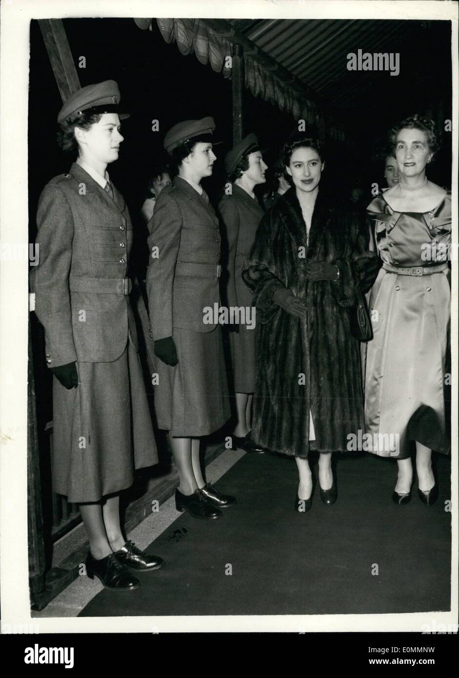 12. Dezember 1955 - besucht Prinzessin Margaret Empfang. H.R.H. Prinzessin Margaret besuchte einen Empfang von Königin Alexandra Royal Army Nursing Corps, bei ihren Hauptsitz Chaos, John Islip Straße, S.W. Keystone Fotoshows: - H.R.H. Prinzessin Margaret, gesehen mit Brigadier Dame Helen Gillespie, Direktor der Army Nursing Services - Spaziergang vorbei an einer Ehrengarde - bei der Ankunft. Stockfoto
