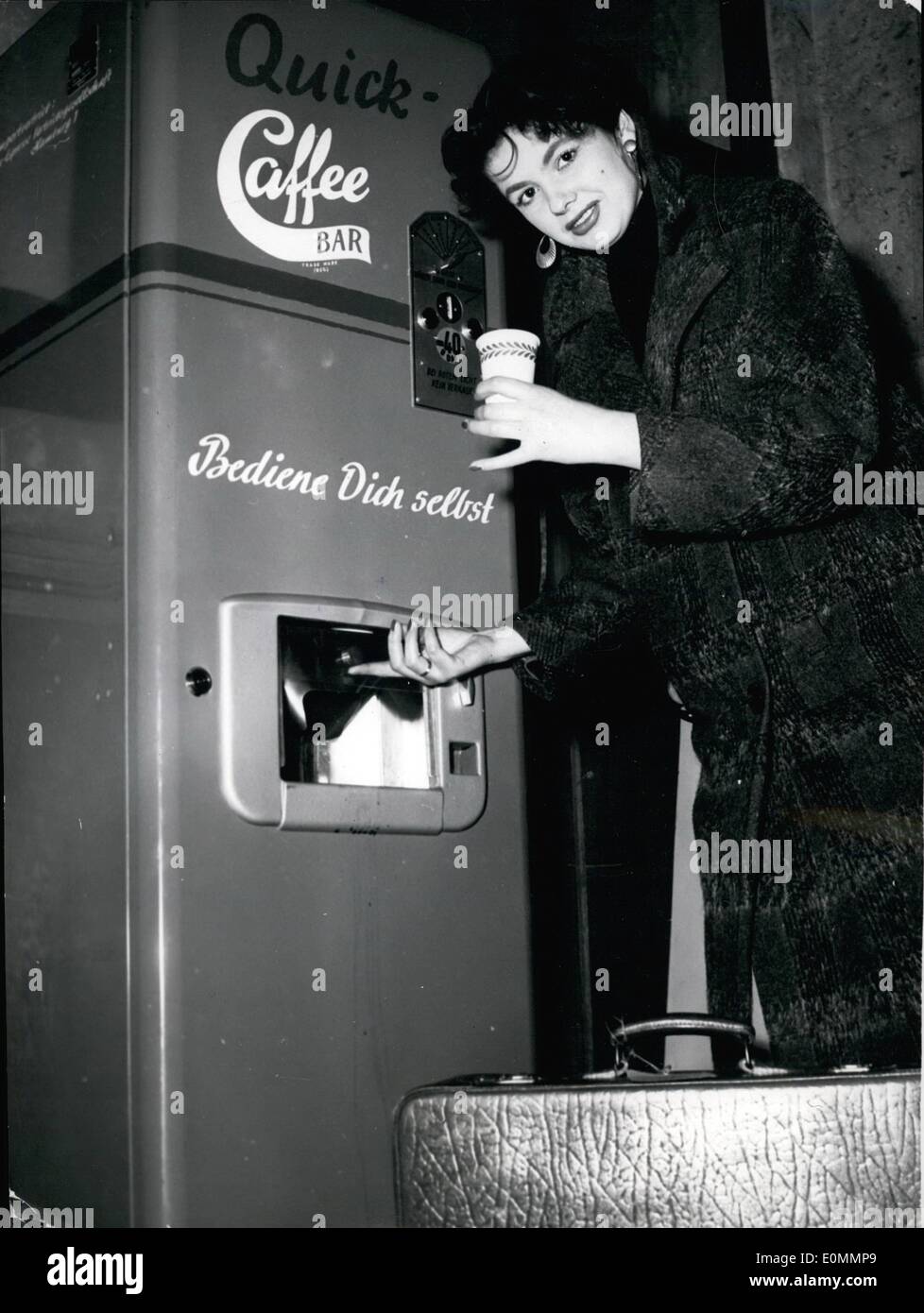 12. Dezember 1955 - Roboter bietet Kaffee an. Der erste Kaffeeroboter Deutschlands bietet Foffe auf dem Berliner -Te~Pelac-Flugplatz an. Der Borter verbringt den Kaffee so, wie man ihn mag. Mit oder ohne mlik und Zucker. Der Kaffee ist immer gres. Es wird zubereitet, wenn der Becher im Mund des Röhrers erscheint. Stockfoto