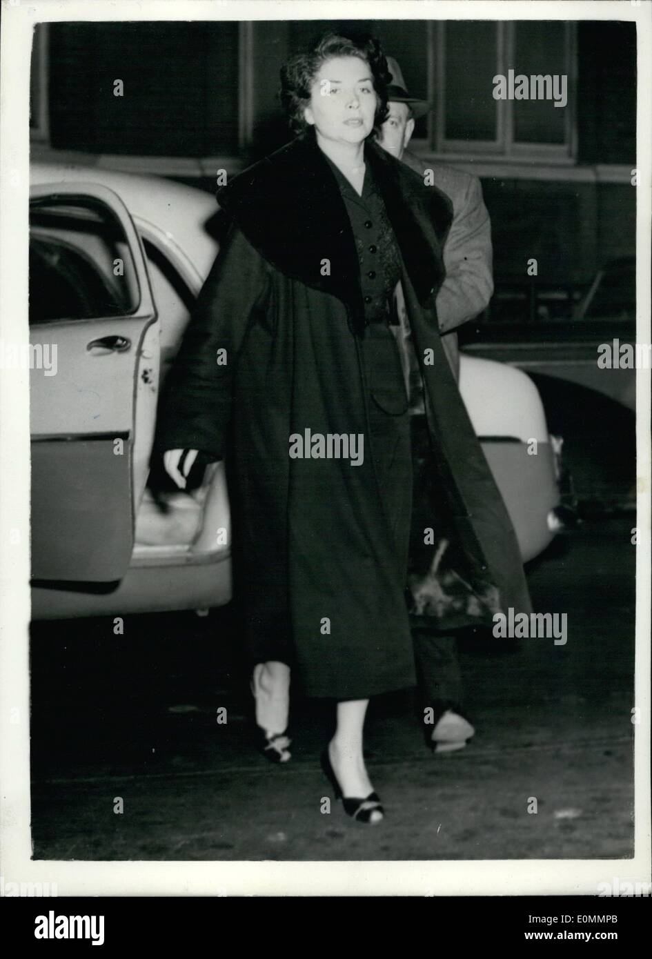 12. Dezember 1955 - Plot-Soho Testzeitraums am alten Bailey Mrs Wechselstelle geht nach Hause zu ihren Kindern: Raven-haired Frau Margaret Comer, 27, (Mrs Jack Spot) letzte Nacht zu Hause von old Bailey Testversion angekommen. Mrs-Comer wurde für ihre Rolle in Bestechung der Reverend Basil Andrews falsche Zeugenaussage im Prozess gegen den Ehemann 50 bestraft. Er wurde freigesprochen, im old Bailey auf einer Aufladung von Verwundung, die einem Messerkampf Soho im September folgten. Drei Männer, die mit Frau Comer verschworen waren Satteldach Stockfoto