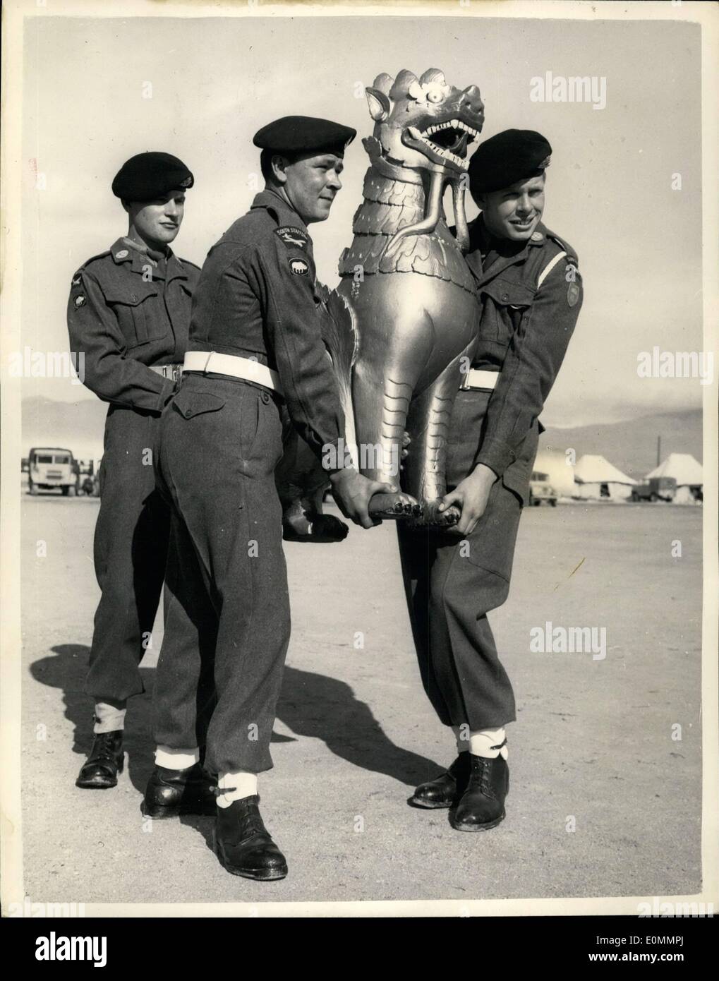 12. Dezember 1955 - geht die Regiments-Emblem auf der Parade in Zypern. Die Teak Chinz Katze des Südens Personal.: 1.. Batt. Die South Staffordshire Regiment feierte vor kurzem Ferozeshah Day anlässlich die berühmte Schlacht gegen die Sikihs im Dezember 1845 auf die Exerzierplatz an Waynes zu halten, in der Nähe von Nikosia. Auf der Parade war die alten feste Team Chinz Katze vergoldet und bemalt rot und schwarz präsentiert das Regiment in Mandalay 1925. Foto zeigt die Chinz Katze des Regiments Süd Mitarbeiter '' on Parade'' von Pte getragen wird. Ron Reece von schüren-auf-Zelt (links) und Pte Stockfoto