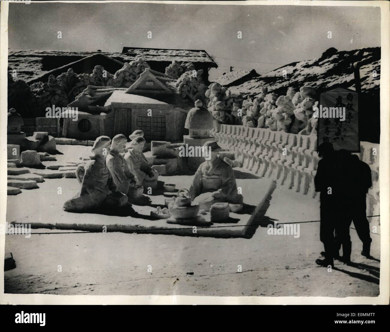 3. März 1956 - Schneeskulpturen-Wettbewerb in Japan; Viele bemerkenswerte Einträge wurden gesehen zu werden, wenn die Stadt Tokamachishi in der Präfektur Niigata, Nordjapan, vor kurzem seine jährliche Schnee-Wettbewerb statt. Foto zeigt erste Preis des Wettbewerbs ging an dieser Schnee-Skulptur-Darstellung den traditionellen japanischen Test Zeremonie. Stockfoto