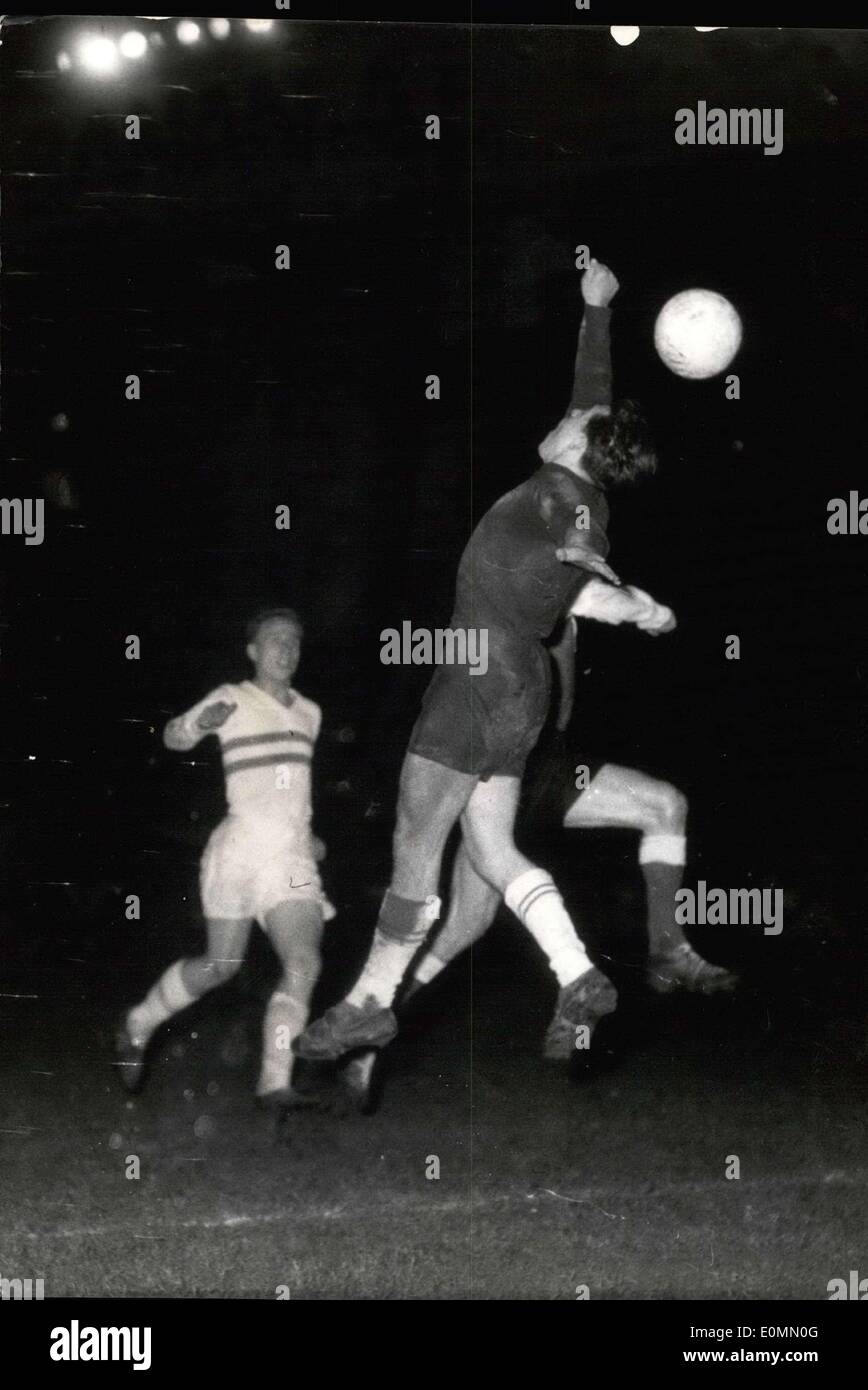 15. Dezember 1955 - Fußball: Europapokal: Reims nahm gestern die Wahl für das Halbfinale des Europapokals, als sie auf dem PARC des Princes Stadionplatz das ungarische Team von Voros Lobogo mit 4:2 besiegten. Das Foto zeigt den ungarischen Torhüter: FEzke räumt sein Lager. Stockfoto