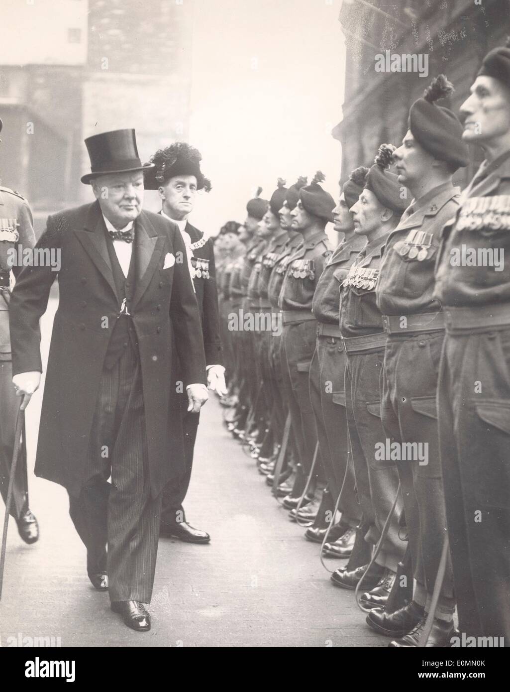 Sir Winston Churchill inspiziert Irish rifles Stockfoto