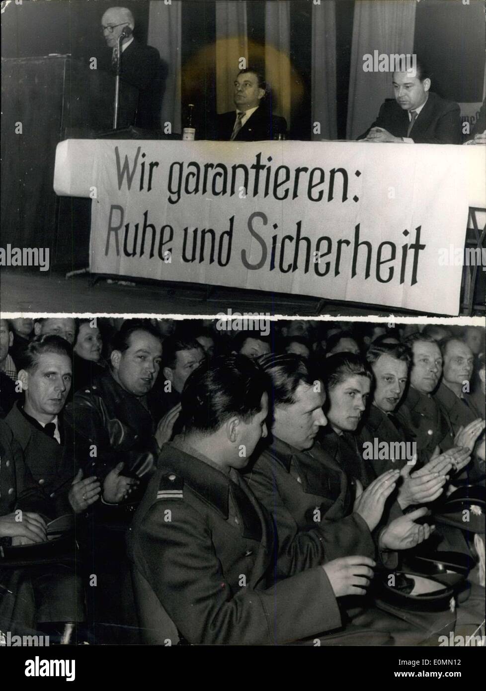 21. Dezember 1955 - machte der Polizeigewerkschaft von Nordrhein-Westfalen (eine deutsche Bundesdistrikt) eine Großdemonstration treffen einige mehr Geld fordern. Das Treffen in einem Protest gegen die Bundesregierung von Nordrhein-Westfalen fand in Köln heute. Das Treffen sollte mit einem Demo-Marsch in den Straßen angeschlossen werden, aber die marschierenden verboten war. Foto zeigt: Wir geben Garantie Stille ein Velohelm. Bild: Polizisten applaudieren. Stockfoto