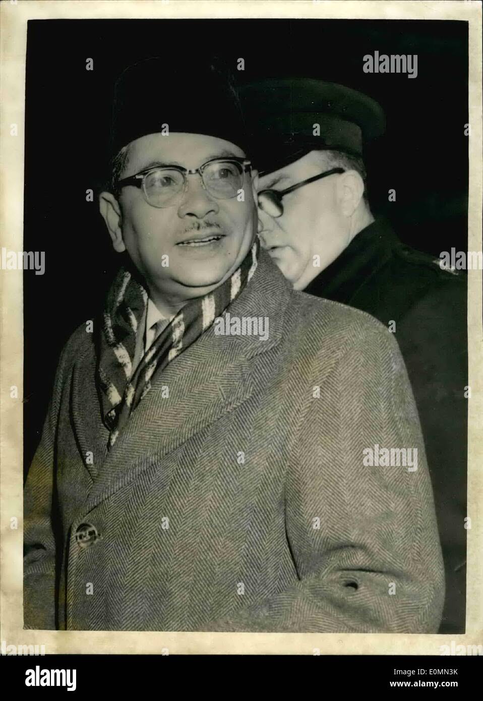 1. Januar 1956 - kommt Hauptminister von Malaya in London. Der Chief Minister von der Föderation Malaya - Tengku (Prinz) Abdul Rahman, angekommen am Flughafen London heute Abend. Sein Ziel ist es, malaiischen Unabhängigkeit 1957 zu sichern. Keystone-Foto zeigt: Tengku Abdul Rahman bei seiner Ankunft auf dem Flughafen London heute Abend gesehen. Stockfoto