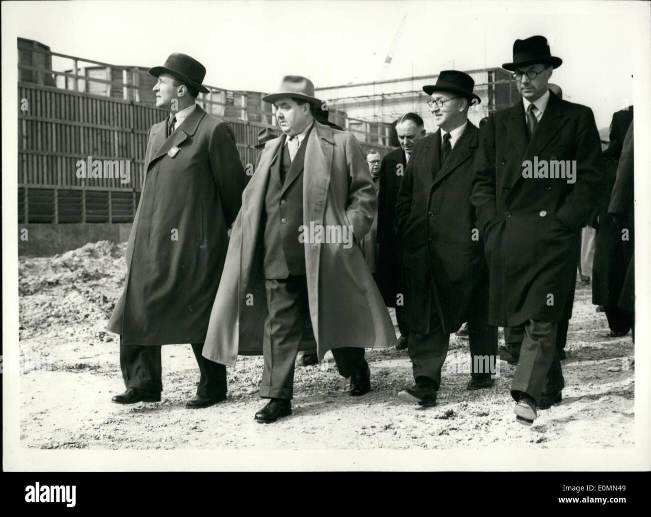 3. März 1956 - Mr Malenkov besucht Harwell: Mr Georgi Malenkov sowjetischen Ministers für Kraftwerke und andere Mitglieder der russischen Delegation nach Großbritannien - besucht die Atomic Energy Research Establishment in Harwell, heute Morgen. Foto zeigt Herr Malenkov (zweite von links), mit mit Sir John Cockroft, Direktor Harwell (zweiter von rechts), während der Tour in Harwell heute. Stockfoto