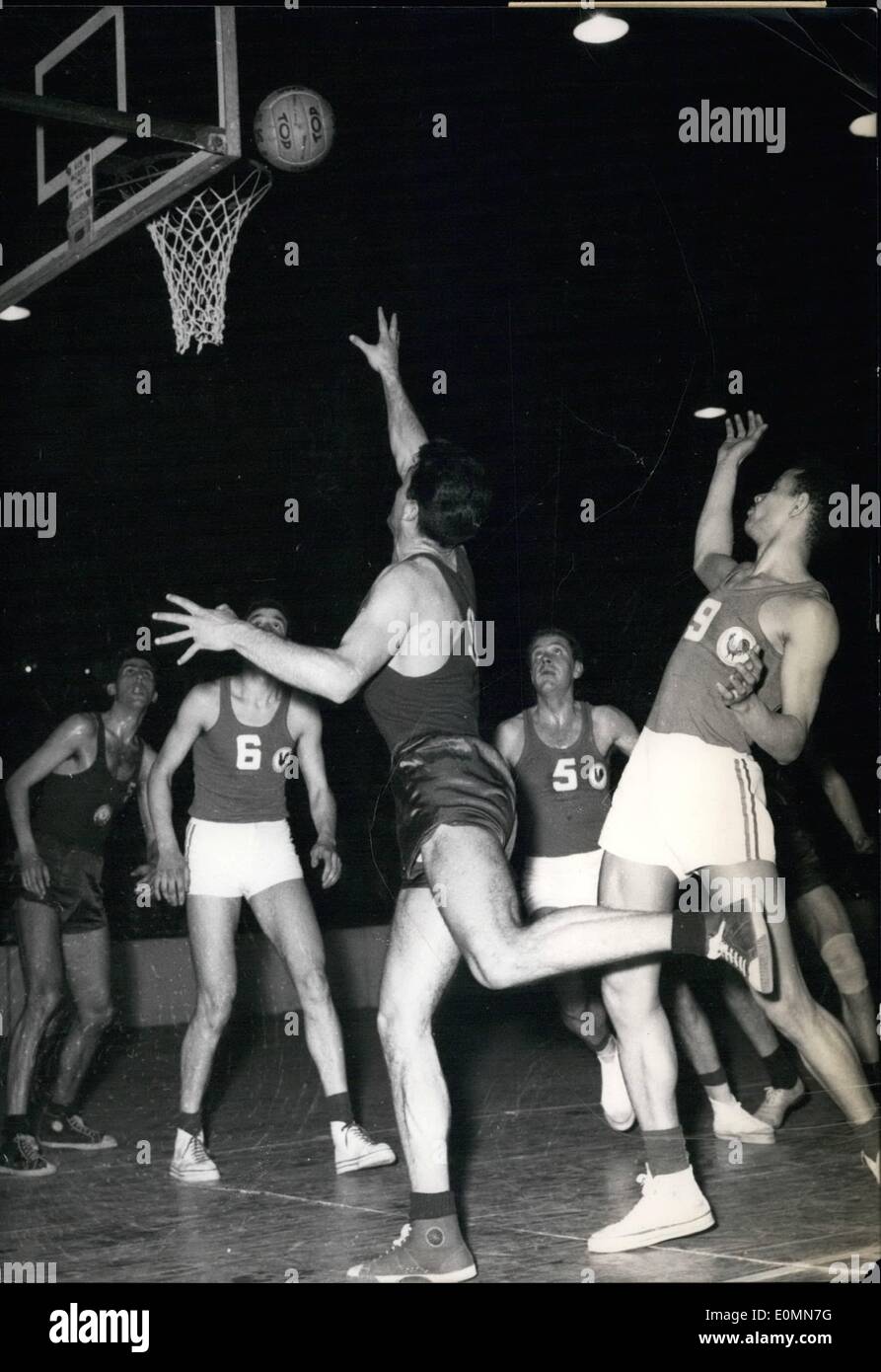 3. März 1956 - Basketball: Bulgarien schlägt Frankreich von 48 bis 45; Der Palst des Sports, Paris, erlitt die französische Basketball-Nationalmannschaft Niederlage gegen die bulgarische Mannschaft von 48 bis 45. Stockfoto