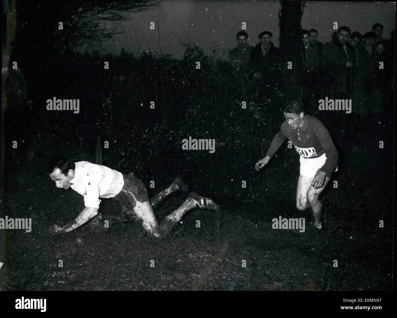 1. Januar 1956 - The Mezidon Cross Country: Der jährlichen internationalen Cross county Konkurrenz Mezidon (Normandie) stattfand, wurde gestern in besonders rauen Bedingungen von britische Läufer Hardy gewonnen. Foto zeigt unglücklichen Konkurrenten '' Landung '' in der Schlamm soll vom Mezidon-Team von lokalen Bonneau eingehalten werden. Stockfoto