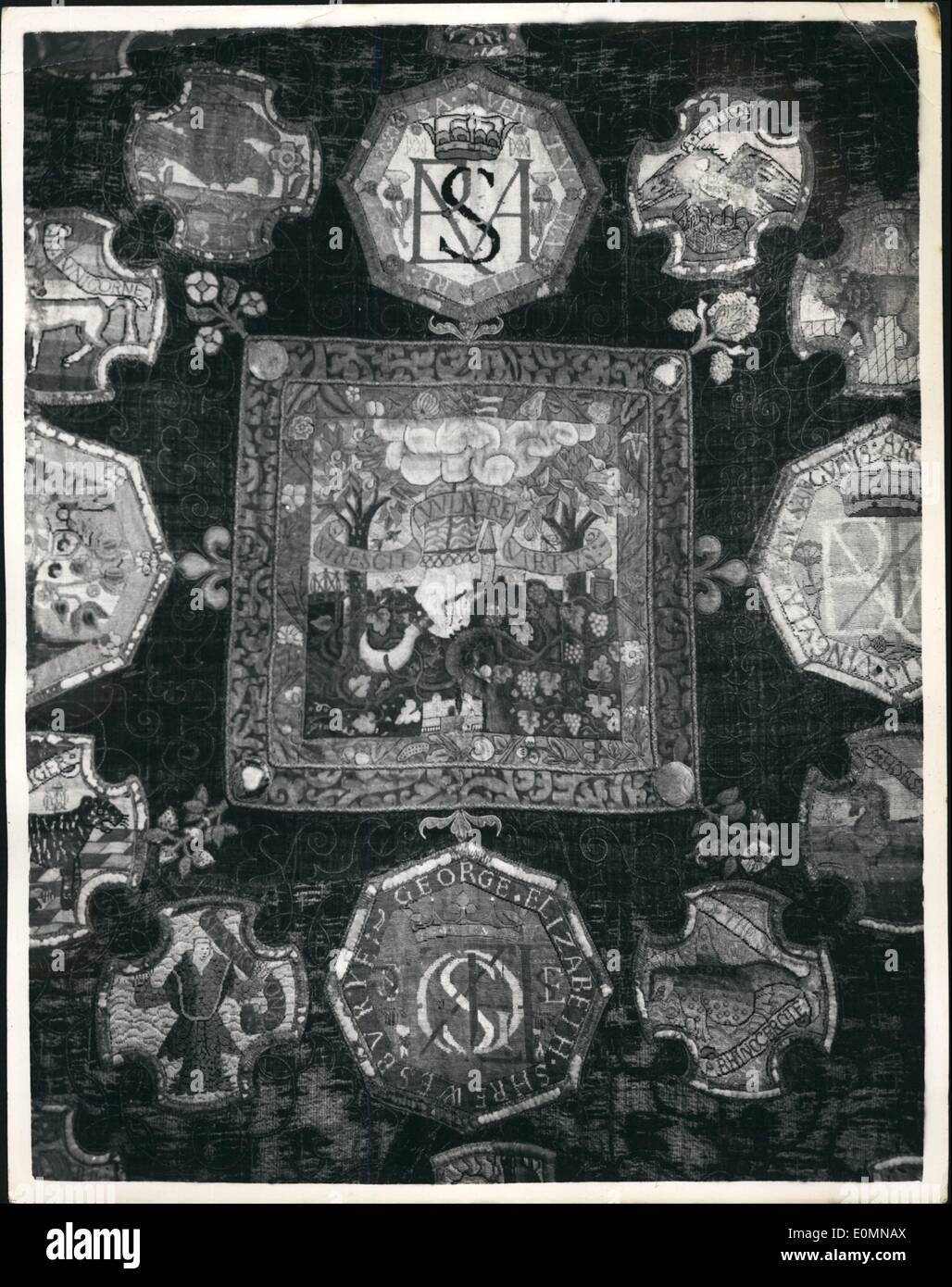 1. Januar 1956 - Handarbeiten von Mary, Queen of Scots, auf dem Display. Die Oxburgh Hangings. Die Oxburgh Hangings - vorgelegt das Victoria and Albert Museum der nationalen Kunst Sammlung Spaß 1953 - haben in Reparatur seit zwei Jahren - und sind jetzt auf Anzeige im Museum. Das hÃ ¤ ngen sind das Werk von Mary, Queen of Scots und Elizabeth, Gräfin von Shrewsbury (Chef von Hardwick) - während die Königin in der Obhut des Earl of Shosbury in Tutbury Castle (1569) war Stockfoto