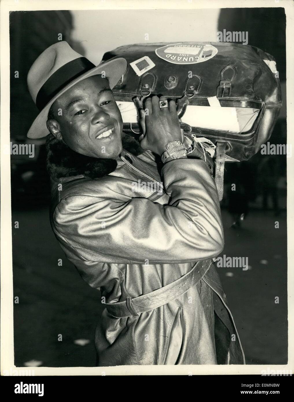 1. Januar 1956 - trifft Ex-Weltergewicht Weltmeister aus Kuba... Treffen Peter Waterman: in London zu sehen an diesem Morgen war ein Kid Gavilan kubanischen geborene Ex-Weltergewicht-Box-Champion der Welt... Er ist hier Peter Waterman die ungeschlagenen Clapham im Weltergewicht am Harringay im nächsten Monat treffen... Letzte Nacht kam er an Bord der S.S. Queen Mary. Foto zeigt: Kid Gavilan gesehen komplett mit seinem Trainingsausrüstung bei seiner Ankunft am Piccadilly Circus heute Morgen. Er trägt an seinem Handgelenk eine solide Gold--Diamant verkrustete Armband - präsentiert ihm, als er den WM-Titel 1951 gewann. Stockfoto