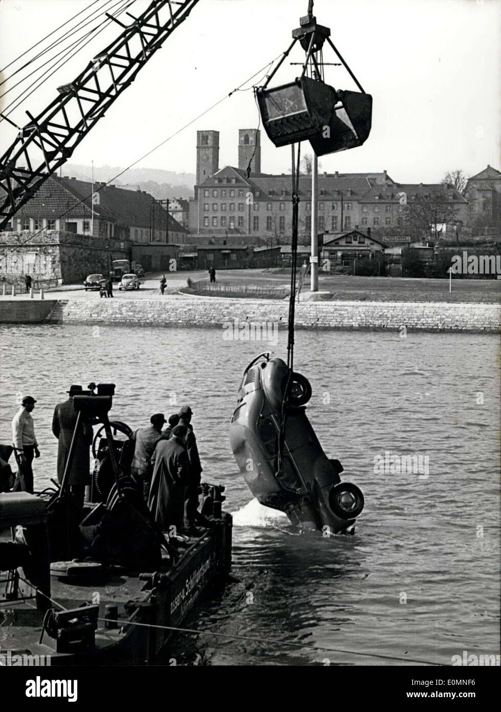 19. März 1956 - In den Main bei Würzburg.: dieses Auto, warum die Hand-Pause nicht gezogen wurde, zu Boden ging. Ein Swimming-Bagger heben nun das Auto auf dem Land. Stockfoto