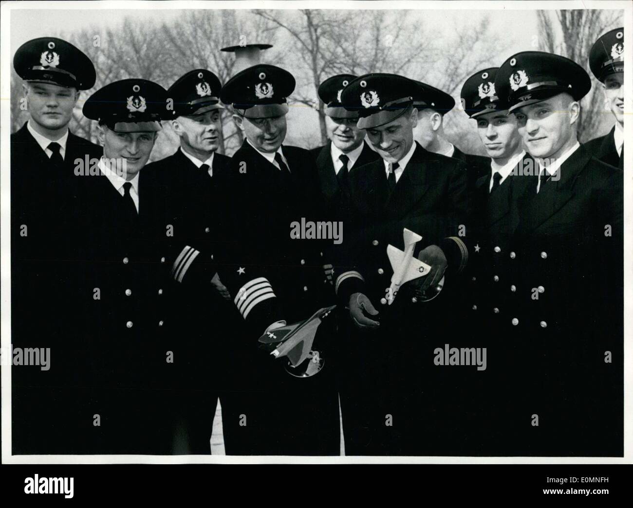 20. März 1956 - werden zehn deutschen Marines nach Amerika Morgen zum Trainingsbeginn als Marine Piloten zu fliegen. Bei ihrer Rückkehr werden sie als Ausbilder im Marine-Flug handeln. Abgebildet sind einige der Marines fliegen aus, einschließlich Captain Walter Gaul(holding model mid-left) und Kapitän Leutnant Hans Noack(middle right) Stockfoto
