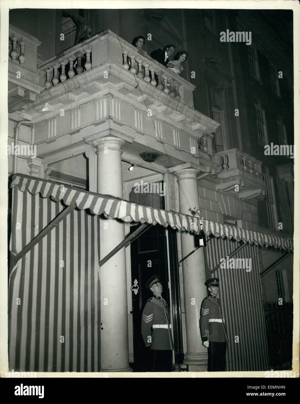 1. Januar 1956 - besucht Königin Dreihundertjahrfeier Tanz der Granadier wachen. Gäste niedrigeren Champagner - für Guard of Honour. Keystone-Fotoshows: Die Szene als eine Flasche Champagner hängt über das Schwinden - am 23. Knightsbridge gestern Abend. Die Flasche wurde von Gästen - wahrscheinlich als Anregung gesenkt, die die Wache an den Feierlichkeiten teilnehmen möchte... HM The Queen war der Ehrengast - an der Dance dort gehalten, die die Dreihundertjahrfeier der Granadier Wachen markiert. Stockfoto