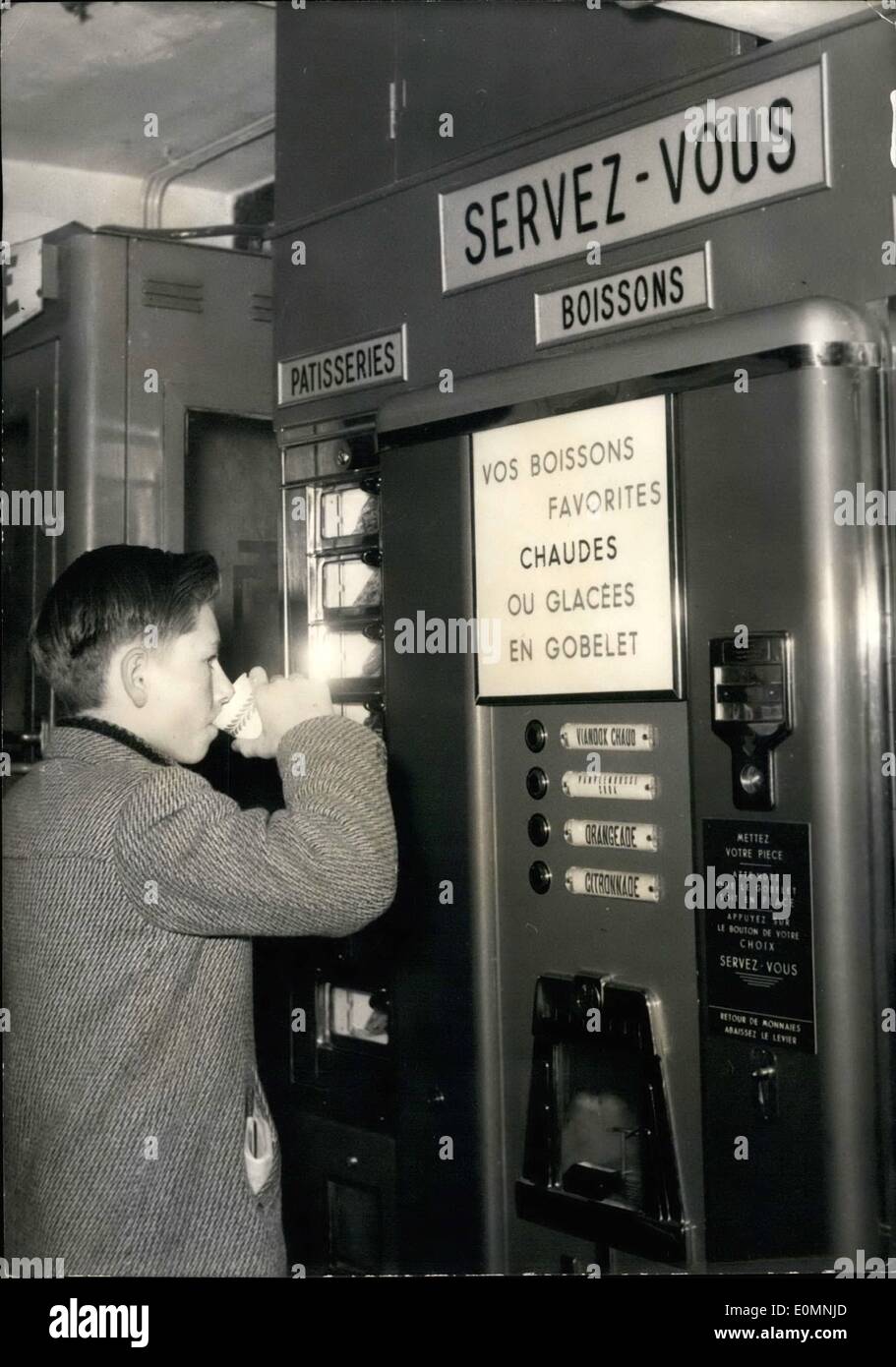 1. Januar 1956 - eine automatische Teestube in der U-Bahn: auf der "Palais Royal" u-Bahn Station wurde installiert einen automatische Distributor welche Gan liefern die Reisenden mit ihren bevorzugten Bewerages (heiß oder kalt) und frisches Gebäck. Kein Zweifel, dass diese Idee ein großer Hit unter Paris öffentlich werden. Stockfoto