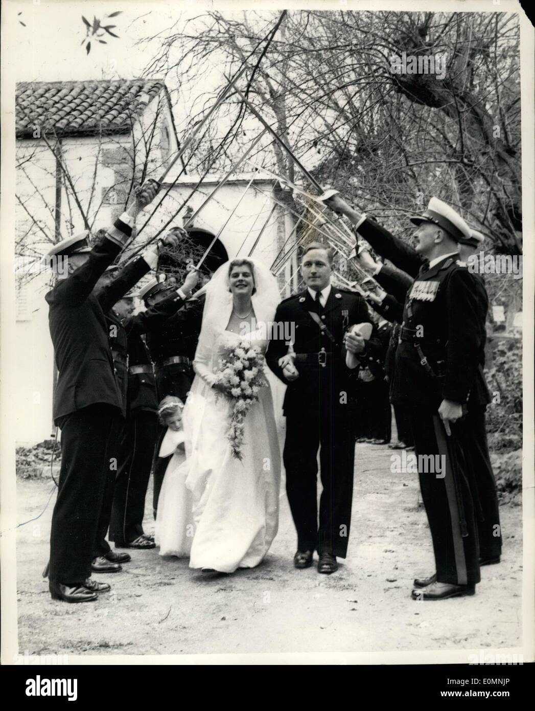 1. Januar 1956 - britische Truppen auf der Hut vor Zypern Kirche während der Hochzeit von Marine-Offizier: Royal Marine Commandos mit Sten-Pistolen überwacht rund um die kleine Kirche of St. Andrews, in Kyrenia während einer ihrer Offiziere Leutenant Robert Förster Bennett von der 45. bewaffnet. Royal Marine Commando heiratete Fräulein Patricia Halley von Dendee, die eine Sekretärin bei der Polizei Special Branch in Nikosia ist. Der Bräutigam ist der Geheimdienst-Offizier der Einheit, die die Zypern-Berge jagen die Terroristen mit einem gewissen Maß an Erfolg gekämmt hat Stockfoto