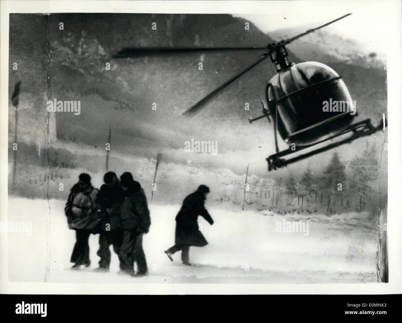 1. Januar 1956 - bringt 01.01.56 Hubschrauber nach Hause die Männer, die ihr Leben riskiert um zwei Menschen zu retten. Drama am Mont Blanc. Acht Männer gefangen wurden zwei Männer in weißen Hölle von Mont Blanc, Studenten speichern möchten per Helikopter gestern gerettet. Die Studenten, Jean Vincendon (24) von Paris und Francois Henry (22) von Belgien wurden am 22. Dezember auf dem Berg gefangen. Am vergangenen Montag stürzte ein Rettungshubschrauber in der Nähe der eingeschlossenen Mann. Die Besatzung installiert die beiden Studenten im Schutz des zerstörten Flugzeug dann installiert sich im Tierheim den Berg hoch Stockfoto