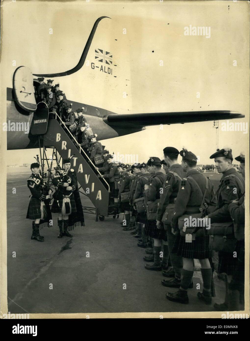 1. Januar 1956 - Truppen mehr für Zypern. Eine Vorhut von 40 aller Dienstgrade der 1.. Highland light Infanterie Bataillon, links Stockfoto