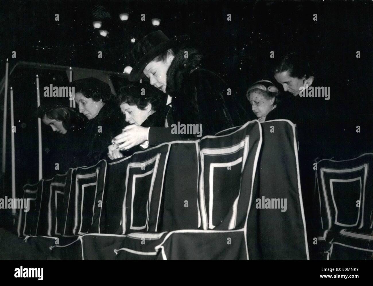 1. Januar 1956 - Paris lohnt sich letzte Tribüne, Mstinguett: die Beerdigung von Mistinguett, weltweit berühmtesten Vielzahl Schauspielerin, fand in der Kirche La Madeleine heute Morgen. Foto zeigt die Mitglieder der Familie und Freunden während der Beerdigung. Unter ihnen kann gesehen (Wearog einen Hut), der berühmte '' Mome Moineau' Stockfoto