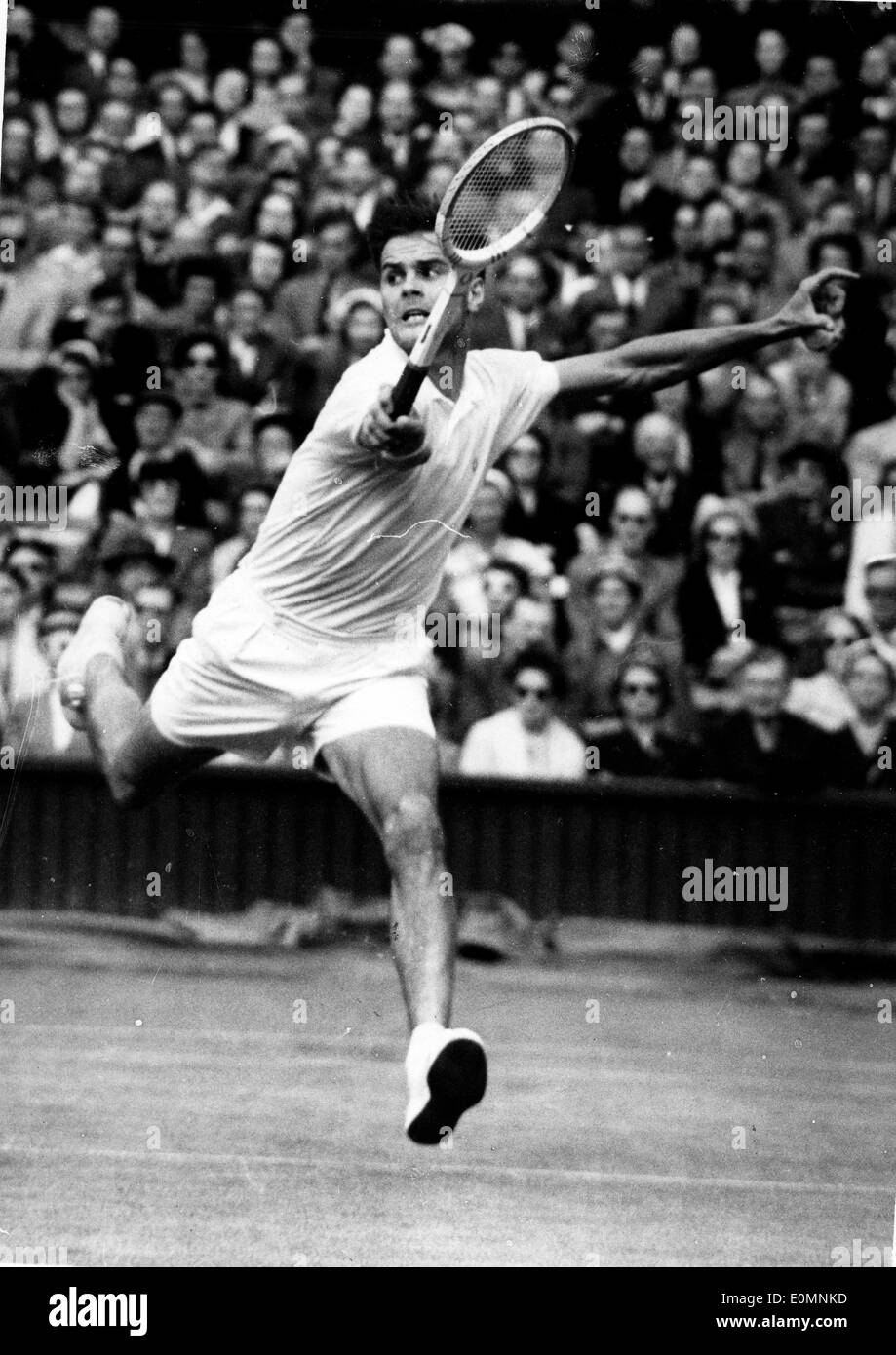 1. Januar 1956 - Datei Foto: ca. 1950er-Jahre, Ort unbekannt. SVEN DAVIDSON (13. Juli 1928-28. Mai 2008) war ein schwedischer Tennisspieler. 1957 war er der erste Schwede, die französischen Meisterschaften zu gewinnen (die French Open wurde) mit einem Sieg über Herbie Flam im Finale. 1955 wurde er Zweiter hinter Tony Trabert, und in 1956 Turnier verlor er gegen Lew Hoad. Er gewann insgesamt 26 schwedischen Meisterschaften und spielte 86 Spiele für den Davis Cup-Team. Stockfoto