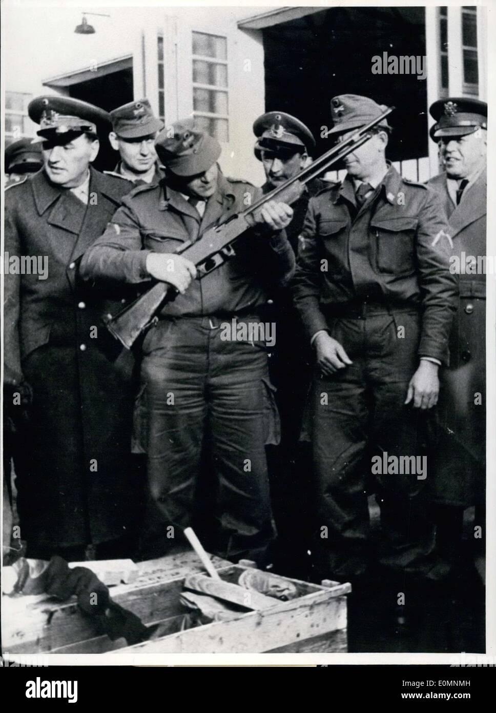 11. Januar 1956 - amerikanische Waffen für die deutschen... Amerikanische Offiziere präsentiert deutsche Soldaten mit Handwaffen in Andernach. Es war die erste Lieferung von Browning Quickfire Waffen. Abgebildet ist ein deutscher Offizier, so er die Waffen prüft. Auf der rechten Seite ist ein amerikanischer Offizier. Stockfoto