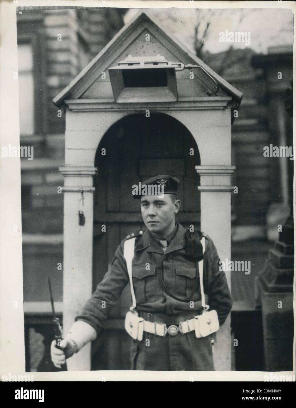 16. Januar 1956 - für den Komfort der königlichen Garde. Elektrische Heizungen auf Palast Sentry Boxen In Brüssel: Wenn das Wetter wirklich kalt in den vergangenen Jahren - wurde wurde die Wache auf dem königlichen Palast in Brüssel mit alten altmodischen Kohlenbecken versorgt. Diese wurden durch elektrische Heizungen - fest an die Spitze der das Wachhäuschen ersetzt. Das sagt besser - die Wache. Stockfoto