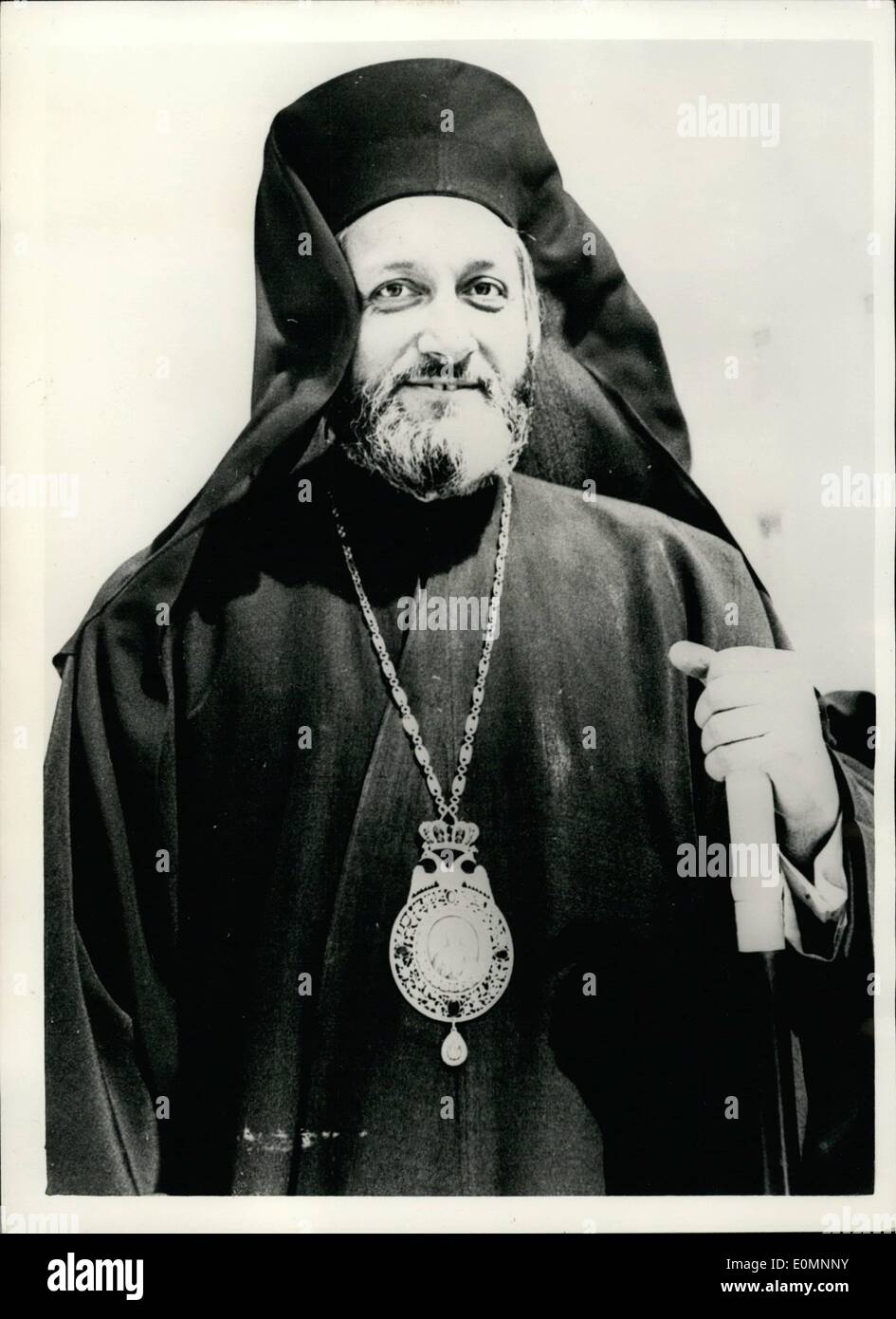 28. März 1956 - als 28.03.56 Bischof von Paphos Nachfolger verbannten Erzbischof Makarios in Zypern. Bischof Photios von Paphos kam in Athen vor kurzem aus Ägypten, wo er behauptete, dass er auf eine vertrauliche Mission gegangen war. Der Bischof hatte Gespräche mit Mitgliedern der griechischen Regierung aber sagte, dass er nicht wisse, ob er in Athen bleiben oder später nach Zypern gehen. Er sagte der Presse, dass die Rückkehr aus dem Exil von Erzbischof Makarios, obgleich er, als die Ã ¢ Â behauptet wird ' ¬Ëœsuccessor, Makarios, Bischof Photios sagte niemand gelang den im Exil lebenden Bischof Stockfoto