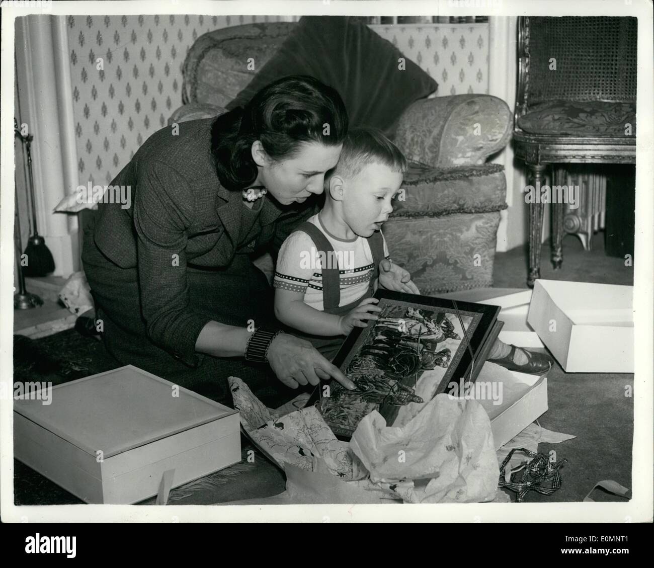 4. April 1956 - erhalten BALLETTSTAR und ihr Sohn Geschenke von Marschall BULGANIN und CHRUSCHTSCHOW Mr... Ballett Sterne BERYL GREY und ihrem zwei Jahre alten Sohn INGVAR gehörten zu den vielen Menschen die Geschenke von Marschall BULGANIN und Mr-KRUSCHEV, die Großbritannien letzte Woche besuchte erhalten... Sie erhalten ein riesiges Feld von Pralinen und eine Schachtel mit Parfüm... man sieht sie hier, wie sie ihre Überraschung Geschenke auspacken... Beryl war einer der wichtigsten Tänzer in der Show für die sowjetische Führung in Covent Garden teilgenommen. Stockfoto