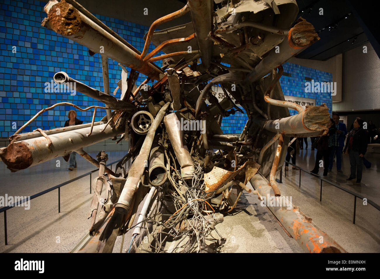 New York, NY, USA. 15. Mai 2014. Ein Besucher, der National September 11 Memorial Museum schaute die verstümmelten Stücke von Kommunikations-Turm als einmal oben auf das World Trade Center stand, bevor die Twin Towers am 11. September 2001 zerstört wurden. Das Museum wurde am 15. Mai 2014 eröffnet. Bildnachweis: Terese Loeb Kreuzer/Alamy Live-Nachrichten Stockfoto