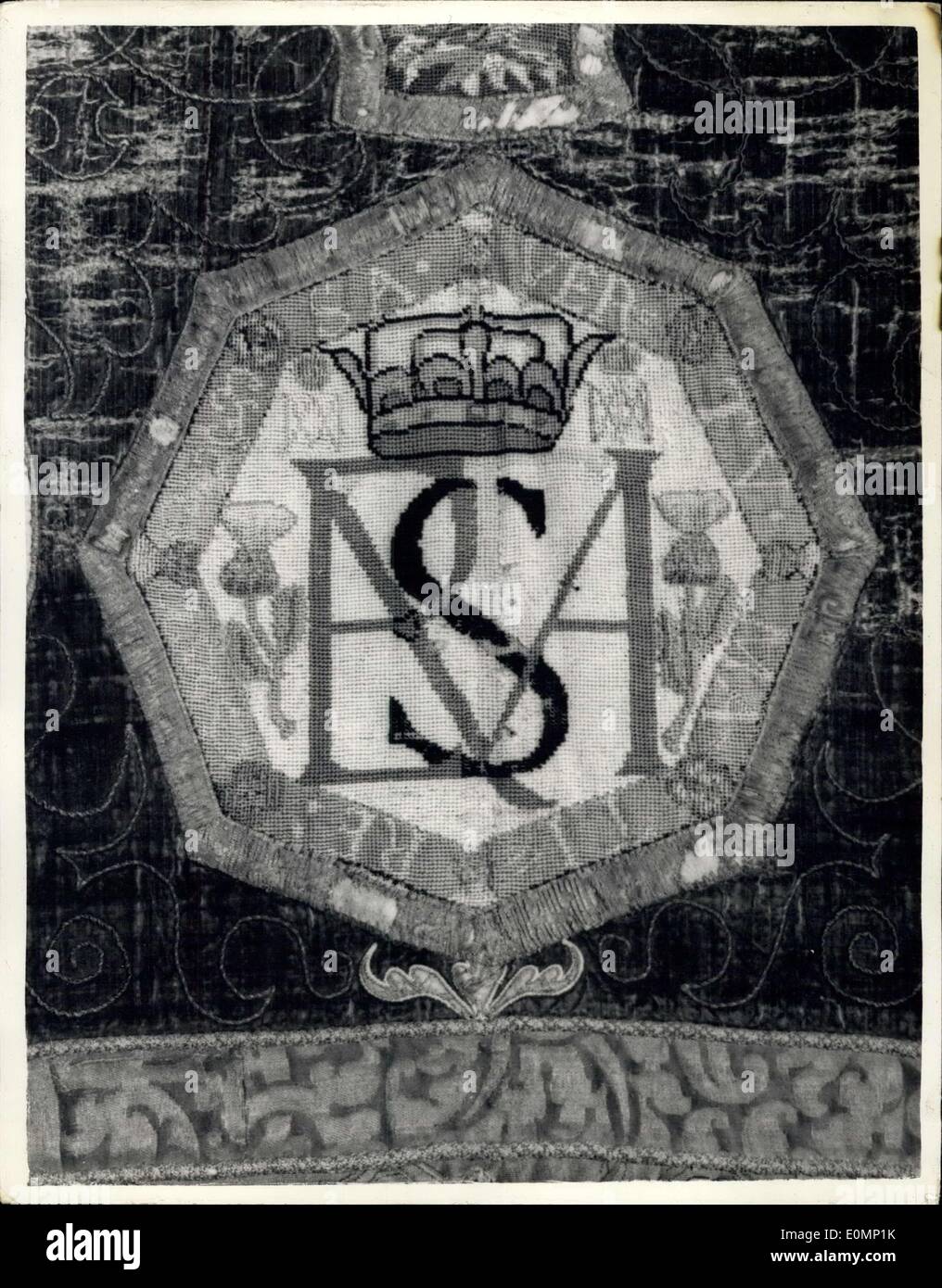 17. Januar 1956 - Handarbeiten der Maria, Königin der Schotten auf dem Display... Die Oxburgh Hangings... Die Oxburgh Hangings - vorgestellt, das Victoria and Albert Museum vom National Art Collections Fund im Jahr 1953 - haben derzeit Reparatur seit zwei Jahren - und sind jetzt auf Anzeige im Museum. Die Tapeten sind das Werk von Mary, Queen of Scots- und Elizabeth, Gräfin von Shrewsbury (Bess of Hardwick) - während die Königin die Obhut des Earl of Shrewsbury in Tutbury Castle war... (1569). Stockfoto