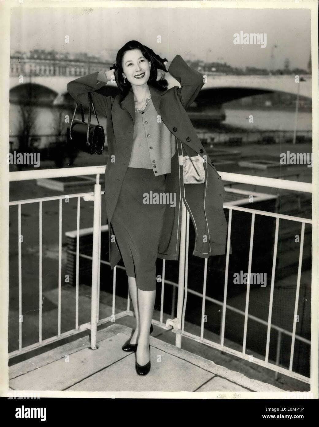 18. Januar 1956 - 18.01.56 Schauspielerin aus Japan in London. Besuche Festspielhaus. Schöne 23 Jahre alte japanische Schauspielerin Miss Keiko Kishi, die in den vergangenen fünf Jahren in 45 Filmen erschienen war ist in London Vorbereitung für ihr neuesten, in Indien und London gedreht werden soll. Der Film ist Wind kann nicht lesen nach dem Bestseller-Roman von Richard Mason, und ist es, unter der Regie von David Lean. Während in London, ist Keiko von Mrs Kawak Ita, Gattin des Präsidenten der Towa Film Company of Tokio beaufsichtigt wird. In ihrer Freizeit studieren sie Englisch, Ballett und Theater Stockfoto