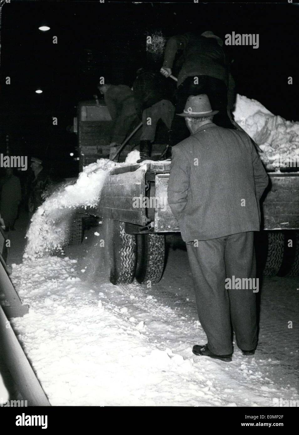 26. Januar 1956 - Schnee für Cortina!: im winter also nur ein kleines bisschen Schnee alles insgesamt ist. In Cortina waren die Italiener auf der Suche nach Schnee an der Nordseite der Berge. Und als der Schnee wurde von Lastwagen ins Dorf genommen. Stockfoto