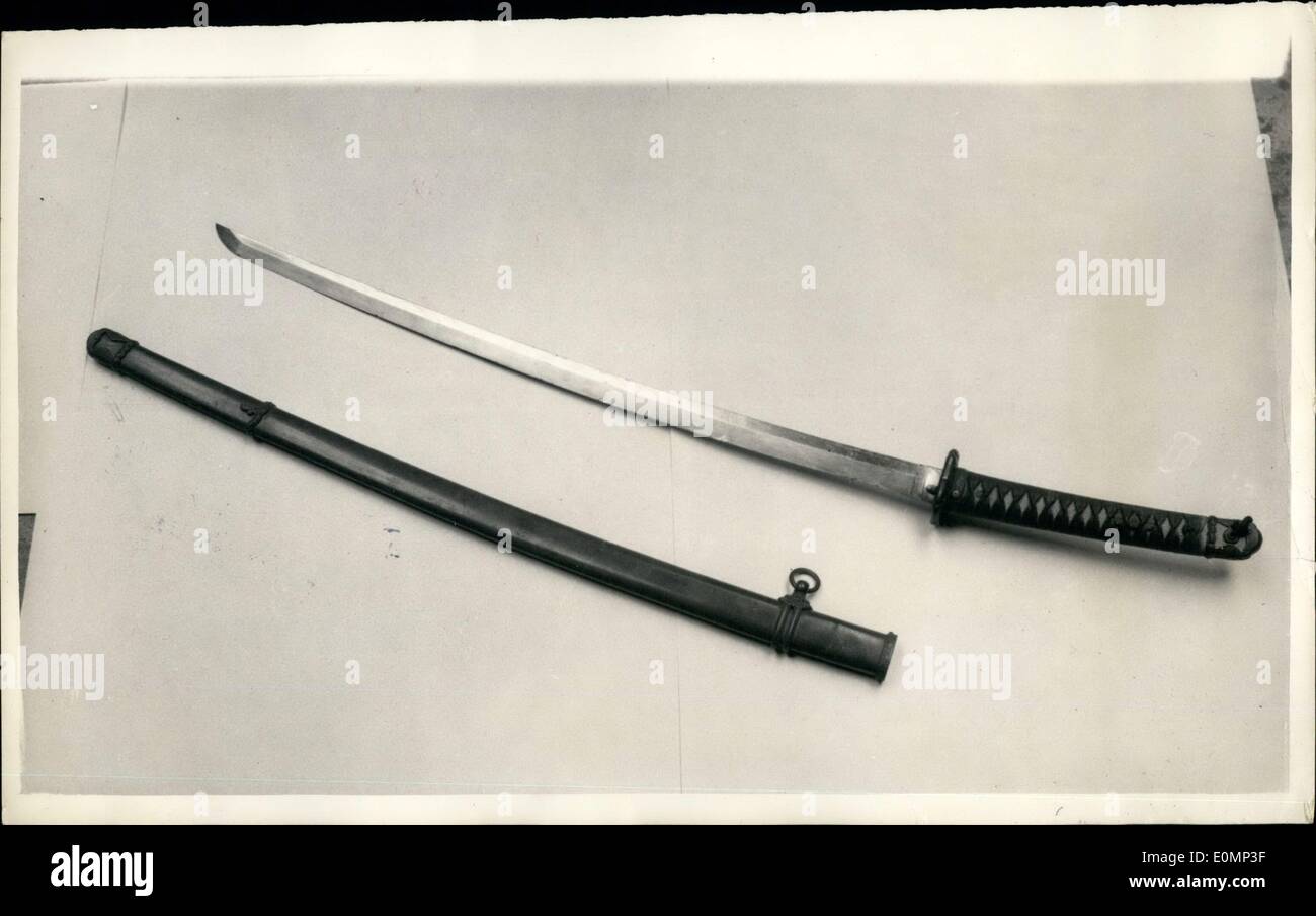 2. Februar 1956 - Major Geschenke Schwert Geschenk aus Japan - Museum... Sagte, "Pech" zu bringen... Major e.b. Stewart von der Royal Army IGN Corps übergab vor kurzem das Pitt Rivers Museum in Oxford - japanische Säbel - der Offizier in Singapur im Jahre 1947 bei der Ausführung von Kriegsverbrechern übergeben wurde. Major Stewart lebt in Whitstable in Kent das Schwert auf der ganzen Welt - durchgeführt, nachdem es ihm, in Japan gegeben hatte - und nahm es mit nach Hause - und dann Pech erschien, ihn und seine Familie zu finden. Stockfoto