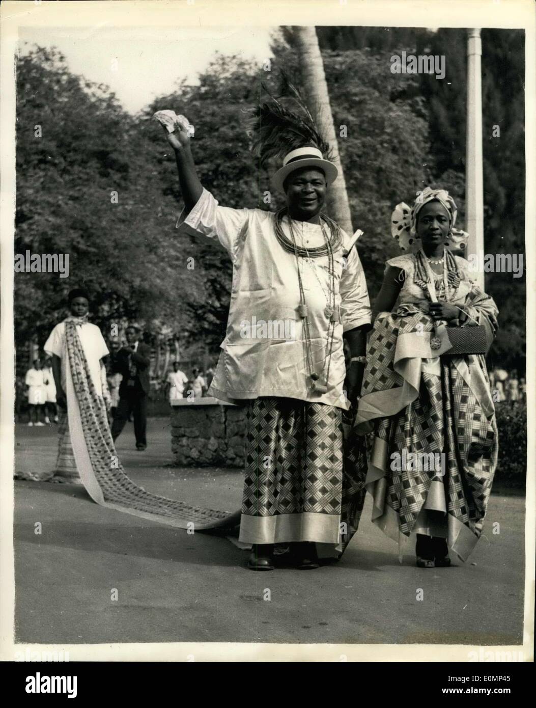 2. Februar 1956 - Royal Tour Of Nigeria: Nigerianische v.i.p. Treffen der Königin: Foto zeigt Chief Festus Okotie-Eboh, Minister für Arbeit, Ankunft im House Of Representatives in Lagos mit seiner Frau Victoria. Sein Diener folgte mit seinem 20-Fuß-Bahn, die er um den Hals trägt. Stockfoto