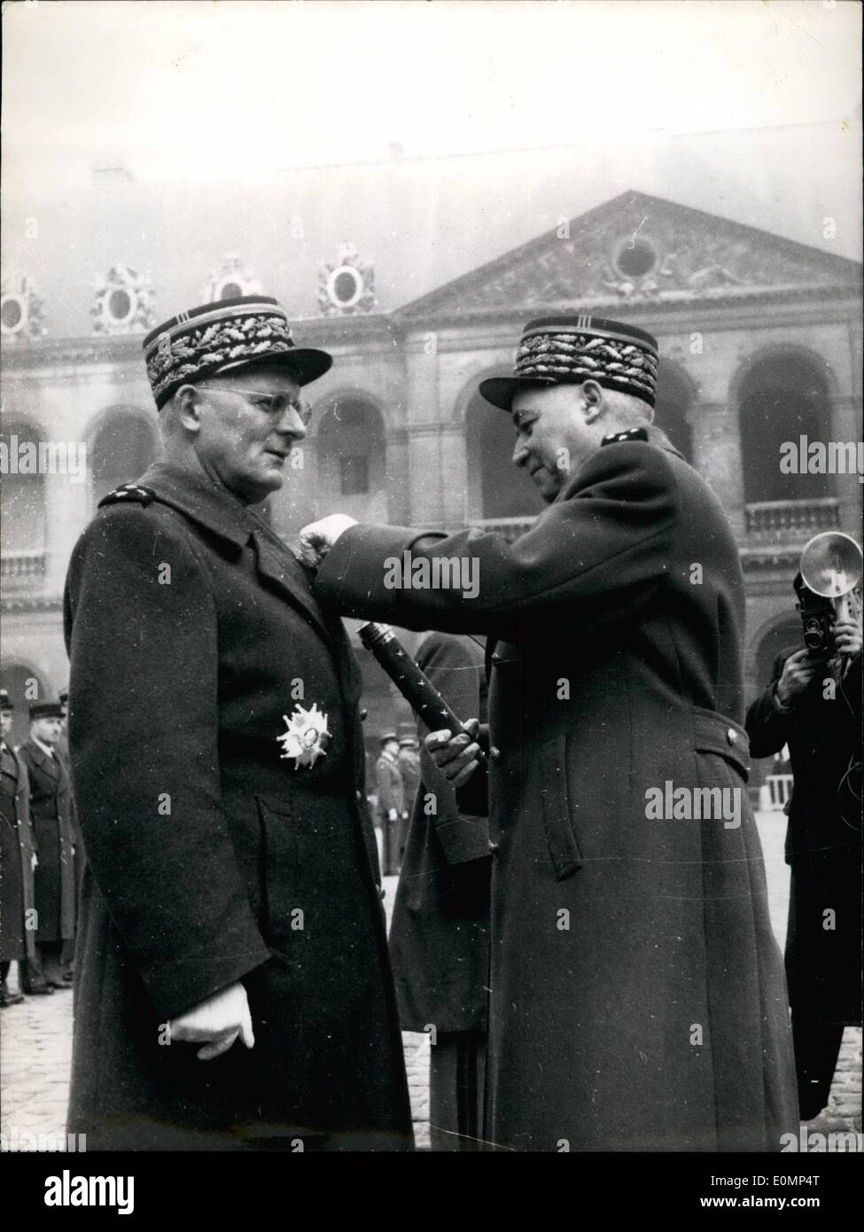 2. Februar 1956 - Marschall Juin Awards Dekorationen: während einer Parade statt im Hof des Invalides Vormittag Marschall Juin Distributed eine große Anzahl von Dekorationen an hochrangigen Offiziere vergeben. Marschall Juin schmückt GEneral Zeller, Französisch Stabschef der Armee mit den Insignien des Insignia Großoffizier der Ehrenlegion. Stockfoto