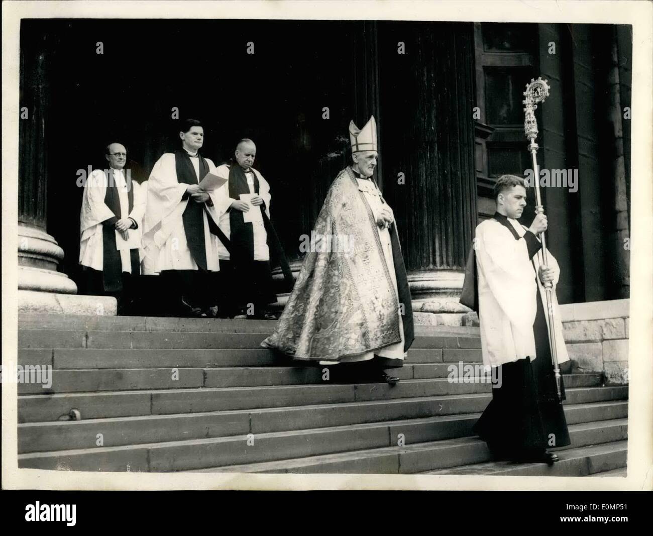 2. Februar 1956 - neuer Bischof von London inthronisiert in St. Pauls Kathedrale In Prozession: The RT. Rev. Heity Colville Moitgomery Campbell war an diesem Nachmittag, als die 126. inthronisiert. Bischof von London. Die Zeremonie wurde durchgeführt von der Dekan von St. Pauls - die sehr Reverend w.r. Matthews und der Archdeaces von Canterbury - Fr. A. Sargent und wurde durch den Oberbürgermeister von London - Sheriffs und Schöffen- und Bürgermeister von der London Boroughs usw. besucht. Foto zeigt der neue Bischof von London - in einer Prozession mit anderen Würdenträgern - während der Zeremonien in der St. Pauls Kathedrale heute Nachmittag. Stockfoto