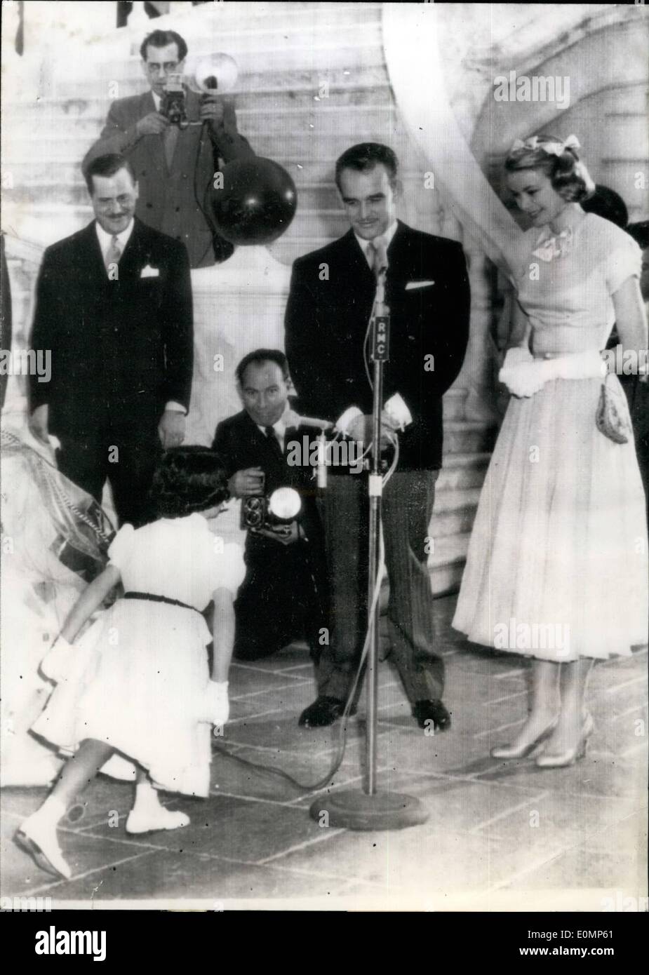 April 04, 1956 - Monaco Hochzeit Morgen:  6 Jahr alten Jacqueline Pasquier von Nantes curtsying vor Grace Kelly und Fürst Rainier im Königlichen Palast am Nachmittag. Stockfoto