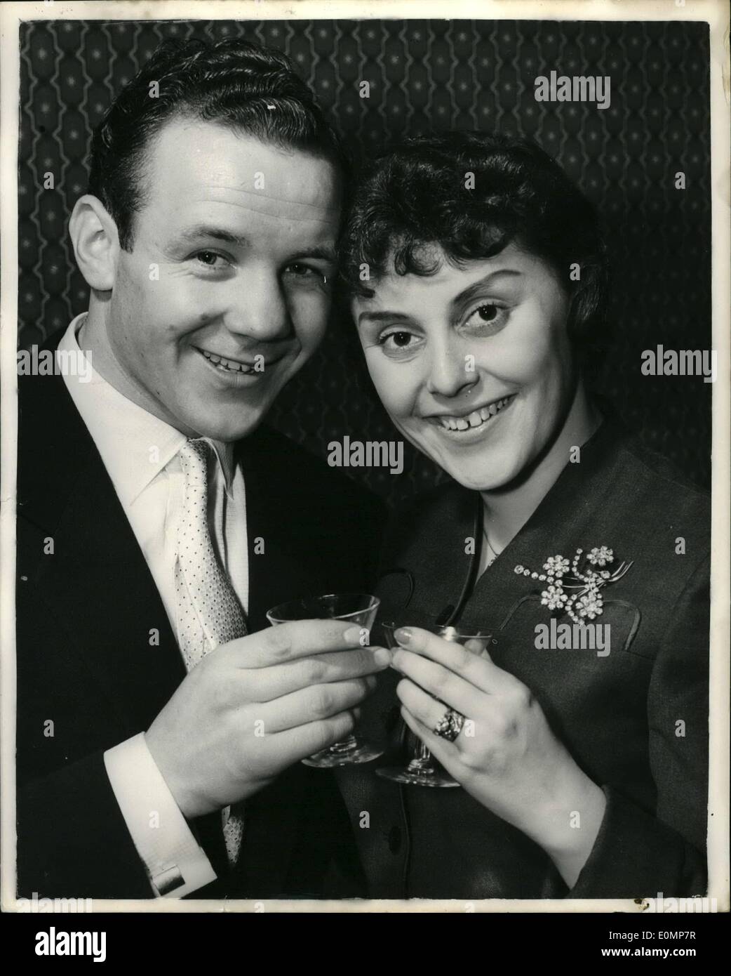 4. April 1956 - '' Lächeln '' Sammy McCarthy und seine Braut, geheime Hochzeit bei East Ham: lächelnd Sammy McCarthy die leichte Boxer Toast seine 20 jährige Braut Sylvia Clancy nach ihrer geheimen Heirat im Standesamt East Ham gestern. Das Paar ist Kindheit Sweethearts. Stockfoto