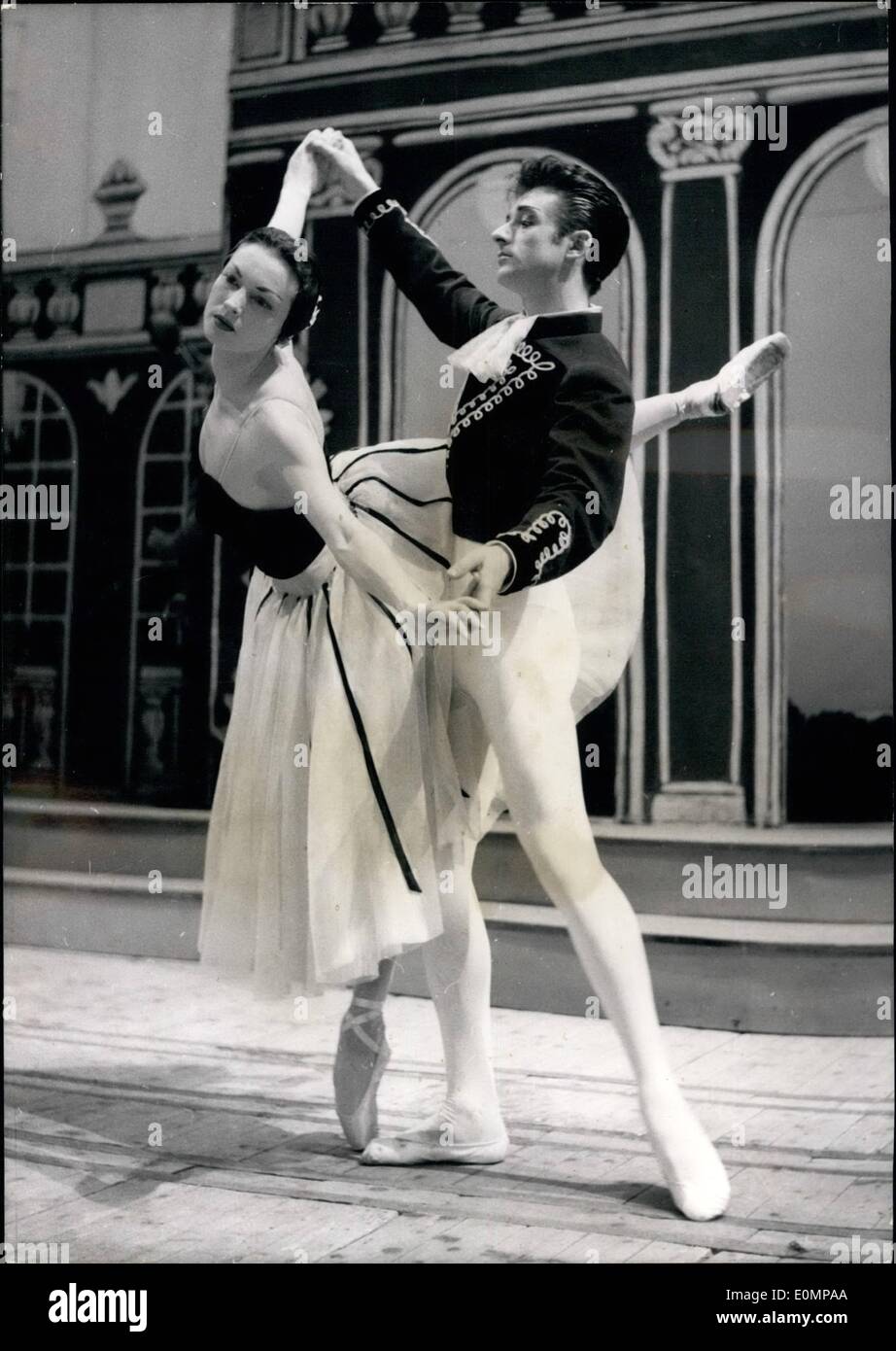 2. Februar 1956 - Opera Comique Phasen neues Ballett: A Ballett inspiriert, von Mendelssohns '' Sommernachtstraum '' erscheint in einem Paris-Premiere auf der Bühne Pf die Opera-Comique. Bild zeigt: Serge Janet und Paule Morin, das 2 Sterne Tänzer Proben einer Szene der neuen Baller '' Suite Romantique " Stockfoto